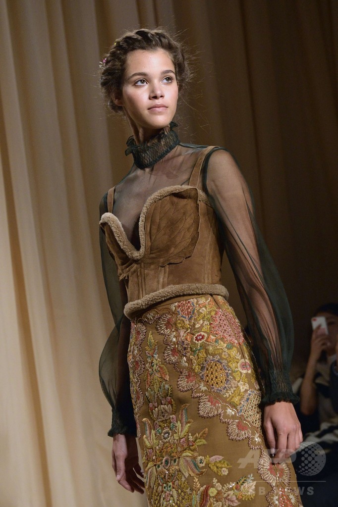 画家シャガールに着想を得たロシア風フォークロア、「ヴァレンティノ」15年春夏オートクチュール