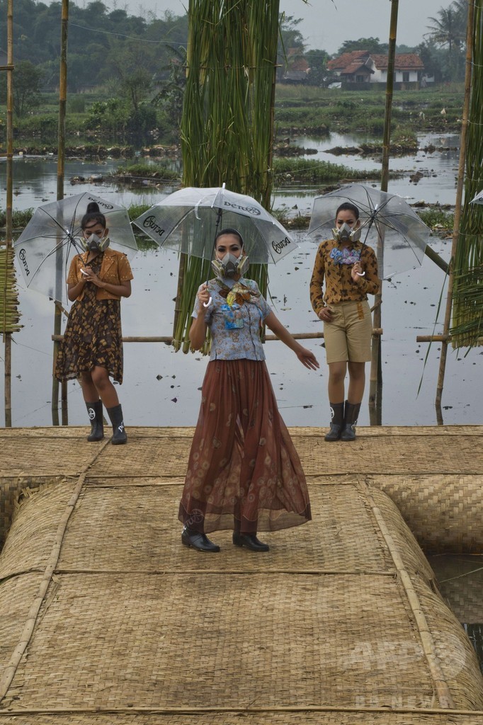 ファッションショーにガスマスク、環境破壊を告発 インドネシア