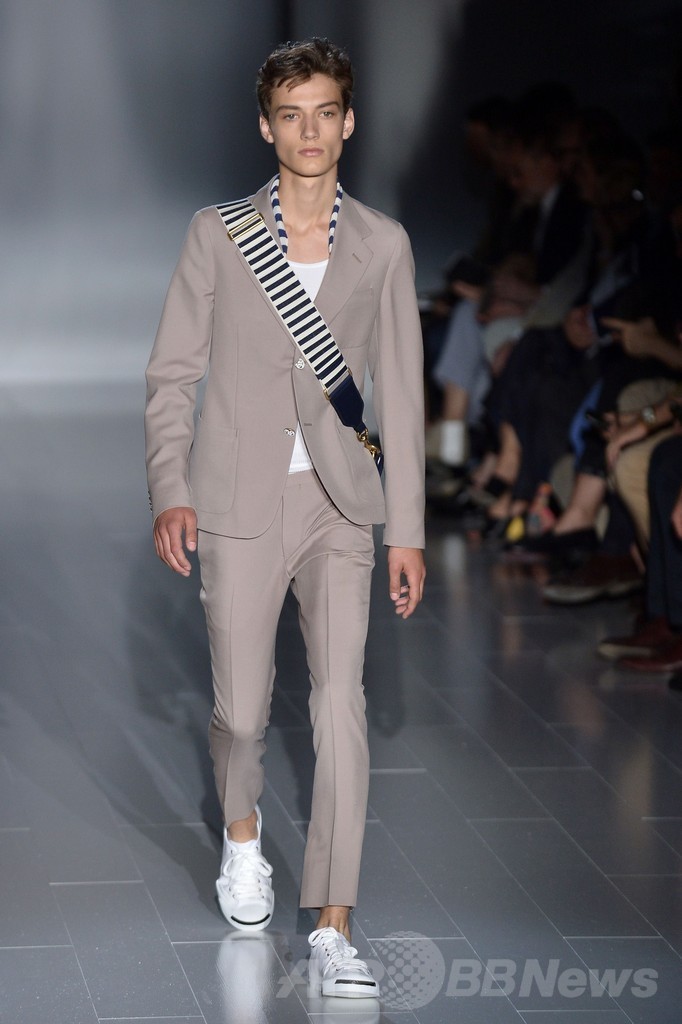 ストライプの差し込み具合で新たなマリンルック表現、「グッチ」15年春夏メンズ