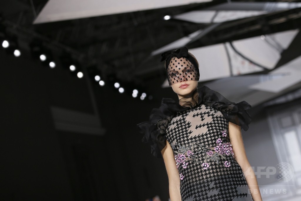 モノトーンに花飾りとレースを添えて、「ジャンバティスタ・ヴァリ」15年春夏オートクチュール