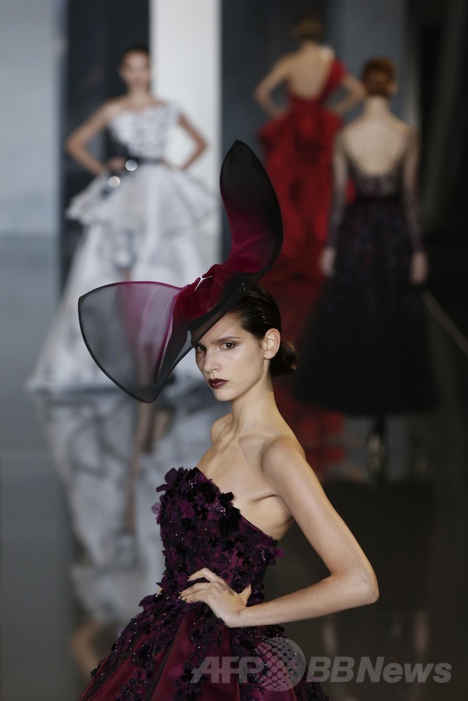 ボリューミーな裾に注目、「ラルフ＆ルッソ」14/15年秋冬オートクチュール