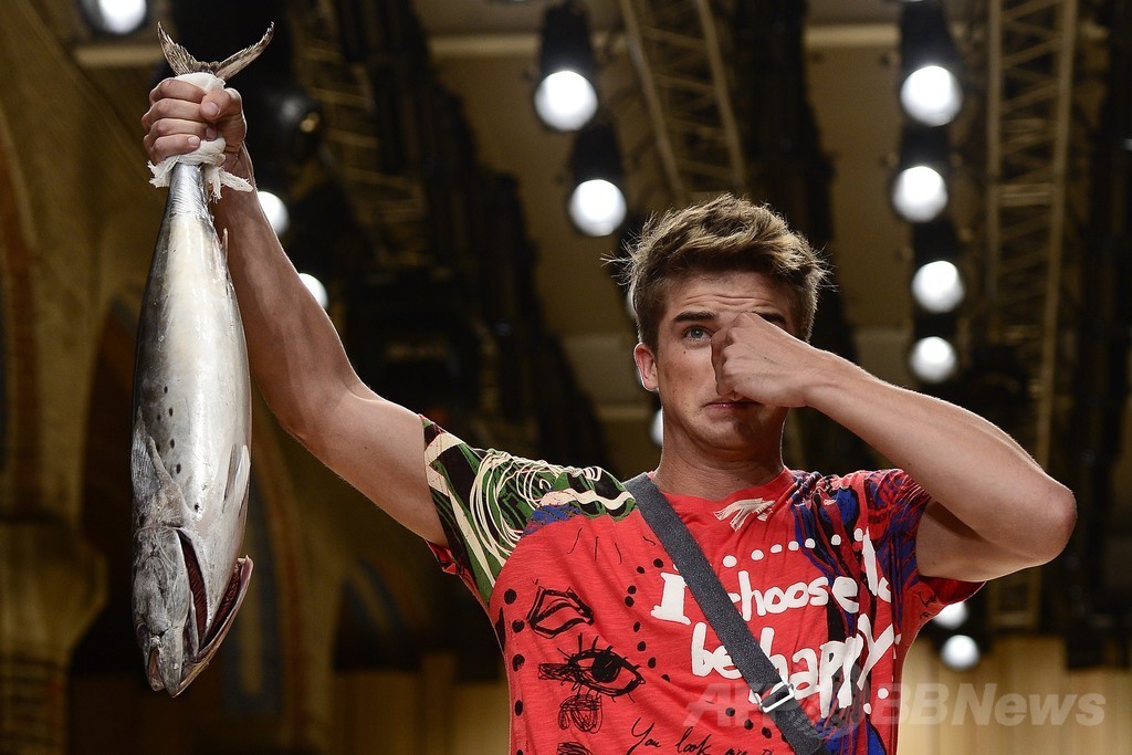 トロピカルムード満載、「デシグアル」15年春夏 080 バルセロナで新作発表