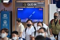 韓国初の月探査機を載せた宇宙開発企業スペースXの「ファルコン9」ロケットの打ち上げを報じるテレビの画面。ソウルの鉄道駅にて（2022年8月5日撮影）。(c) Jung Yeon-je / AFP