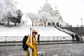 仏パリのサクレ・クール寺院前で、雪に覆われたモンマルトルの丘でスキーをするために到着した女性（2018年2月6日撮影）。(c)AFP PHOTO / ALAIN JOCARD