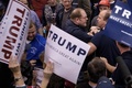米オハイオ州クリーブランドで開かれた、米大統領選の共和党候補指名争いで優勢が続くドナルド・トランプ氏の選挙集会で衝突する参加者（2016年3月12日撮影）。(c)AFP/Brendan Smialowski