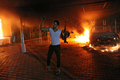 襲撃され炎上するリビア・ベンガジ（Benghazi）の米領事館（2012年9月11日撮影）。(c)AFP