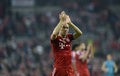 サッカー欧州チャンピオンズリーグ2013-14（UEFA Champions League 2013-14）準決勝第2戦、バイエルン・ミュンヘン（Bayern Munich）対レアル・マドリード（Real Madrid）。試合後、歓声に応えるバイエルン・ミュンヘンのアリエン・ロッベン（Arjen Robben、2014年4月29日撮影）。(c)AFP/CHRISTOF STACHE