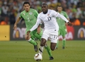 2010年サッカーW杯南アフリカ大会（%%2010 World Cup%%）1次リーグC組、米国対アルジェリア。試合は後半ロスタイムにランドン・ドノバン（%%Landon Donovan%%）が決勝点を挙げた米国が1-0で勝利し、勝ち点5の同組1位で決勝トーナメントに進んだ。写真はアルジェリアのラフィク・ハリシェ（%%Rafik Halliche%%）に追走される米国のジョジー・アルティドール（%%Jozy Altidore%%、右）。（2010年6月23日撮影）(c)AFP/HOANG DINH NAM