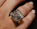 クリスティーズ（Christie’s）のオークションに出品されたハリー・ウィンストン（Harry Winston）の23.14カラットのカットダイヤモンドリング。（2007年10月11日撮影）(c)AFP/Stan HONDA