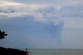 噴煙を上げるインドネシアのアナック・クラカタウ山（2022年4月24日撮影）。(c)DZIKI OKTOMAULIYADI / AFP