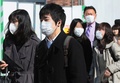 都内で、花粉対策用のマスクを着けて歩く人々（2014年3月24日撮影）。(c)AFP/Yoshikazu TSUNO