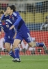 2010年サッカーW杯南アフリカ大会（%%2010 World Cup%%）1次リーグE組、デンマーク対日本。日本は3-1で勝利し、勝ち点6（2勝1敗）の同組2位で決勝トーナメントに進んだ。日本の決勝トーナメント進出は、自国開催以外のW杯では初めて。写真は前半30分にチームの2点目を決めて喜ぶ日本の遠藤保仁（%%Yasuhito Endo%%）。（2010年6月24日撮影）(c)AFP/STEPHANE DE SAKUTIN