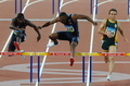 男子400メートルハードル準決勝に臨む米国のアンジェロ・テイラー（中央）。（2008年8月16日撮影）(c)AFP/WILLIAM WEST