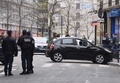 仏パリ（Paris）の風刺週刊紙シャルリー・エブド（Charlie Hebdo）本社襲撃事件の容疑者らが使用した車の近くに立つ警官ら（2015年1月7日撮影）。(c)AFP/DOMINIQUE FAGET