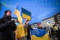 スウェーデンの首都ストックホルムで、ロシアのウクライナ侵攻に抗議する人々（2022年2月24日撮影）。(c)Fredrik SANDBERG / various sources / AFP