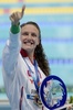第16回世界水泳選手権、競泳女子200メートル個人メドレー決勝で金メダルを獲得し、歓声に応えるカティンカ・ホッスー。（2015年8月3日撮影）。(c)AFP/ALEXANDER NEMENOV