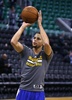 15-16NBA、ユタ・ジャズ対ゴールデンステイト・ウォリアーズ。試合前の練習に臨むゴールデンステイト・ウォリアーズのステフェン・カリー（2015年11月30日撮影）。(c)AFP/Getty Images/George Frey