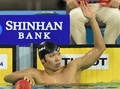 第17回アジア競技大会（17th Asian Games、Asiad）競泳男子200メートル個人メドレー決勝。観客に手を振る萩野公介（Kosuke Hagino、2014年9月22日撮影）。(c)AFP/PHILIPPE LOPEZ
