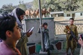 アフガニスタンのカブール動物園で、タリバン戦闘員のライフルを持ち記念撮影する少年（2021年9月17日撮影）。(c)BULENT KILIC / AFP