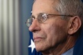 米国立アレルギー感染症研究所（NIAID）のアンソニー・ファウチ所長。米首都ワシントンで（2020年3月15日撮影、資料写真）。(c)JIM WATSON / AFP