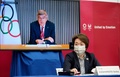 東京で、国際オリンピック委員会（IOC）のトーマス・バッハ会長（画面内）らとの5者協議に臨む東京オリンピック・パラリンピック競技大会組織委員会の橋本聖子会長（2021年4月28日撮影）。(c)Franck ROBICHON / POOL / AFP