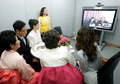 写真はソウルにある韓国赤十字本部で27日、北朝鮮にいる姉のJung Sun-Okさん（75）とテレビ面会を行う韓国のJung Sam-Okさん（65、左）。(c)AFP/REPUBLIC OF KOREA
