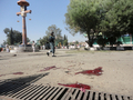 アフガニスタン東部のホースト（Khost）の自爆攻撃現場を歩く警察官（2012年10月1日撮影）。(c)AFP