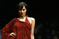 2008年3月12日、インド・ニューデリー市内で発表されたSuneet Varmaの08/09年秋冬コレクション。(c)AFP/Manpreet ROMANA