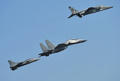インド・ベンガルール上空を飛ぶ、同国空軍のスホイ30MKI戦闘機（中央、2019年2月20日撮影）。(c)MANJUNATH KIRAN / AFP