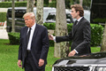 ドナルド・トランプ前米大統領（左）と三男のバロンさん（2024年1月18日撮影）。(c)GIORGIO VIERA / AFP