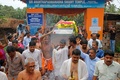 インド・ケララ州カサラゴドで、ワニ「バビア」の死骸を運ぶ人々（2022年10月10日撮影）。(c)AFP