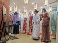 陝西省西安市東部にある漢服交易センターの展示販売サービスセンターで、漢服を購入する観光客（2024年5月7日撮影）。(c)Xinhua News