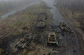 ウクライナの首都キーウ郊外に残されたロシア軍の装甲車（2022年4月1日撮影）。(c)Ronaldo SCHEMIDT / AFP