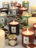 「ジョー マローン（Jo Malone）」と英老舗ペイント＆壁紙メーカー「ファロー＆ボール（FARROW &amp; BALL）」がコラボレーションしたカラード キャンドル。全5色（200g）、各9975円。3月26日から数量限定で展開。(c)Jo Malone