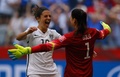 女子サッカーW杯カナダ大会・決勝、米国対日本。ハットトリックを達成し、チームメートのホープ・ソロと喜びを分かち合う米国のカーリー・ロイド（2015年7月5日撮影）。(c)AFP/Getty Images/Kevin C. Cox