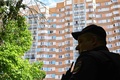 ロシア・モスクワで、無人機攻撃を受けた集合住宅を警護する警察官（2023年5月30日撮影）。(c)Kirill KUDRYAVTSEV / AFP