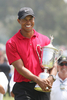 第108回全米オープン選手権を制しトロフィーを手に笑顔を見せるタイガー・ウッズ。（2008年6月16日撮影）(c)AFP/Getty Images/Ross Kinnaird