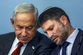 イスラエルのベンヤミン・ネタニヤフ首相（左）とベツァレル・スモトリッチ財務相（2023年1月25日撮影）。(c)RONEN ZVULUN / POOL / AFP)


