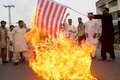 パキスタン中部パンジャブ州ムルタンで、米軍の無人機攻撃に抗議し米国旗を燃やすデモの参加者たち（2016年5月24日撮影）。(c)AFP/SS MIRZA