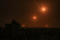 パレスチナ自治区ガザ地区南部ハンユニスで、イスラエル軍が発射した照明弾（2023年10月27日撮影）。(c)SAID KHATIB / AFP