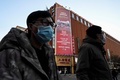 中国・北京でショッピング・モールの「独身の日」の看板の前を歩く人々（2021年11月10日撮影）。(c)Jade GAO / AFP