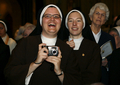 ニューヨーク（New York）の聖パトリック大聖堂（Saint Patrick&apos;s Cathedral）で、ローマ法王ベネディクト16世（Pope Benedict XVI）の到着に歓声を上げる尼僧（2008年4月19日撮影）。(c)AFP/SHANNON STAPLETON