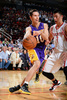 米プロバスケットボール協会（NBA）のロサンゼルス・レイカーズ（Los Angeles Lakers）に所属するスティーブ・ナッシュ（Steve Nash）が8日、ヒューストン・ロケッツ（Houston Rockets）戦で史上5人目となる通算1万アシストを達成した。

ナッシュは前半にアントワン・ジェイミソン（Antawn Jamison）の得点をアシストし、リーグ史上4番目の速さとなる通算1162試合目で1万アシストに到達した。

ヒューストン・ロケッツのジェレミー・リン（Jeremy Lin、右）のマークを受けながらもパスを出すロサンゼルス・レイカーズのスティーブ・ナッシュ（2013年1月8日撮影）。(c)AFP/Getty Images/NBAE/Garrett W. Ellwood