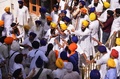 インド北部アムリツァル（Amritsar）にあるシーク教の総本山「黄金寺院（Golden Temple）」で、もみ合うシーク教徒たち（2014年6月6日撮影）。(c)AFP/NARINDER NANU