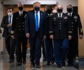 米メリーランド州ベセスダにあるウォルター・リード米軍医療センターを訪れた際にマスクを着用したドナルド・トランプ米大統領（中央、2020年7月11日撮影）。(c)ALEX EDELMAN / AFP