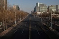 車も人影もなく閑散とした中国・北京の道路（2020年2月3日撮影）。(c)NICOLAS ASFOURI / AFP