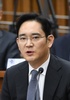 韓国・朴槿恵（パク・クネ）大統領の親友による国政介入疑惑に絡み、国会の聴聞会に呼ばれて証言するサムスン電子副会長の李在鎔（イ・ジェヨン）氏（2016年12月6日撮影）。(c)AFP/JUNG YEON-JE