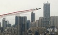 国旗色に染まるベイルートの空、国家成立100年 レバノン 仏空軍のアクロバット飛行チーム「パトルイユ・ド・フランス」による航空ショー。レバノンの首都ベイルートで(2020年9月1日撮影)。(c)JOSEPH EID / AFP