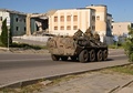 ウクライナ東部ハルキウ州クピャンスクで装甲兵員輸送車に乗ったウクライナ兵（2023年8月17日撮影、資料写真）。(c)SERGEY BOBOK / AFP