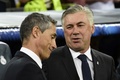 サッカー欧州チャンピオンズリーグ2014-15（UEFA Champions League 2014-15）グループB第1節、レアル・マドリード（Real Madrid）対FCバーゼル（FC Basel）。試合前に言葉を交わすFCバーゼルのパウロ・ソウザ（Paulo Sousa）監督（左）とレアル・マドリードのカルロ・アンチェロッティ（Carlo Ancelotti）監督（2014年9月16日撮影）。(c)AFP/JAVIER SORIANO